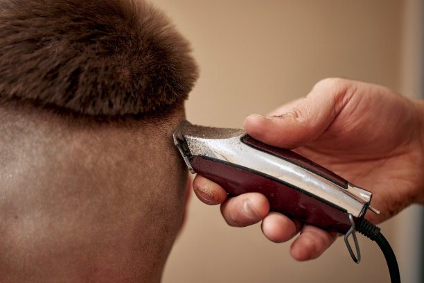 在理发店剃须的白人男子图片下载