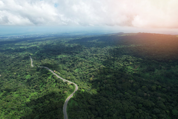 弯曲的柏油路在山区背景图片下载