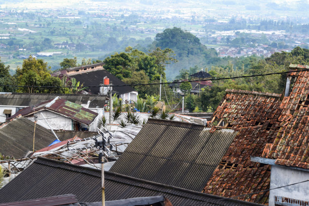 绵珠尔市地震后被破坏的建筑物废墟。图片下载