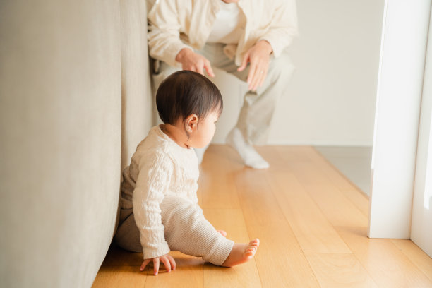 宝宝独自在家玩耍图片下载