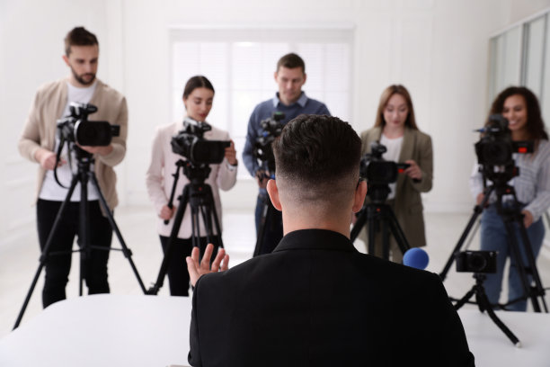 商人在官方活动中接受记者采访，背面图片下载