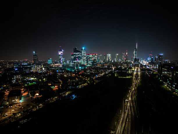 从文化科学宫顶部俯瞰华沙市中心的夜景图片下载