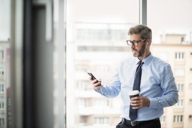 中年商人使用手机和短信图片下载