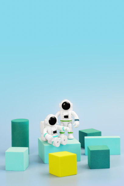 穿着太空服的宇航员塑料雕像和蓝色背景上的几何形状图片下载