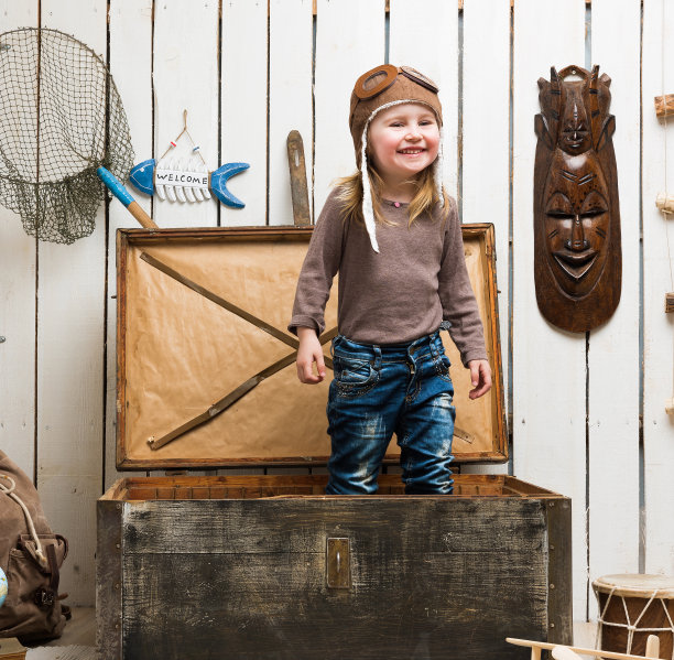 有趣的小女孩飞行员在旧箱子里图片下载