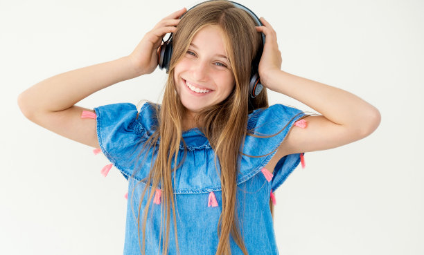 女孩把耳机戴在头上图片下载