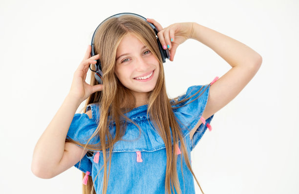 戴着耳机的小女孩的肖像图片下载