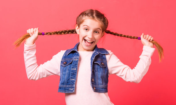 有两个辫子的小女孩的肖像图片下载