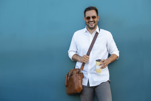 男人喝咖啡去户外图片下载