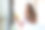 疲惫过热的年轻女子抱着波风扇受热流汗在室内工作在笔记本电脑在家里办公室，烦恼的女子觉得不舒服炎热的夏天天气问题没有空调的概念图片下载