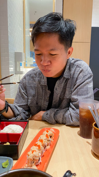 年轻人吃日本菜图片下载