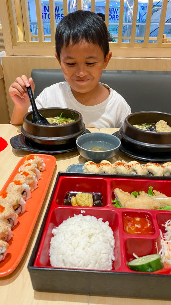 小男孩正在吃日本菜图片下载