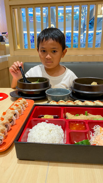 小男孩正在吃日本菜图片下载