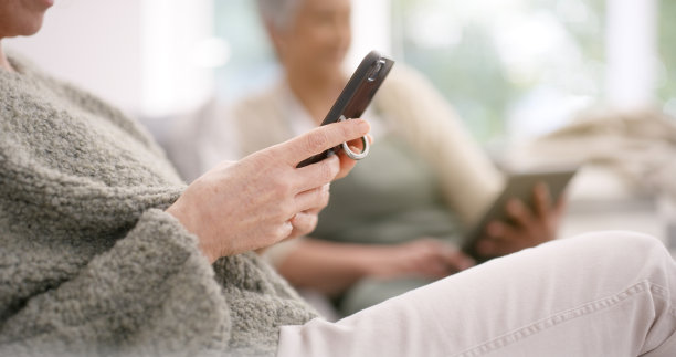社交媒体，移动应用程序和一个女人的手，在沙发上用手机交流，上网和打字。联系，电子邮件和女孩用手机在线聊天，网络和社交网络图片下载