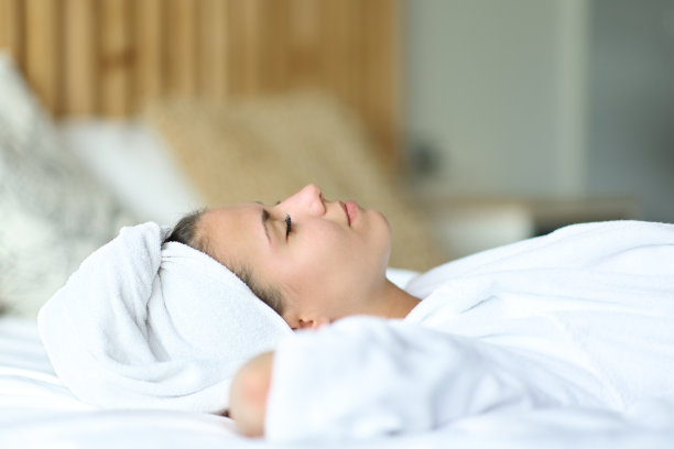 少年洗澡后在床上休息图片下载