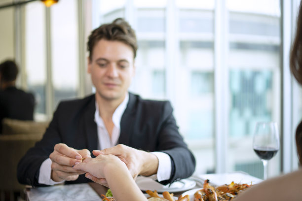 情侣共进情人节晚餐。图片下载