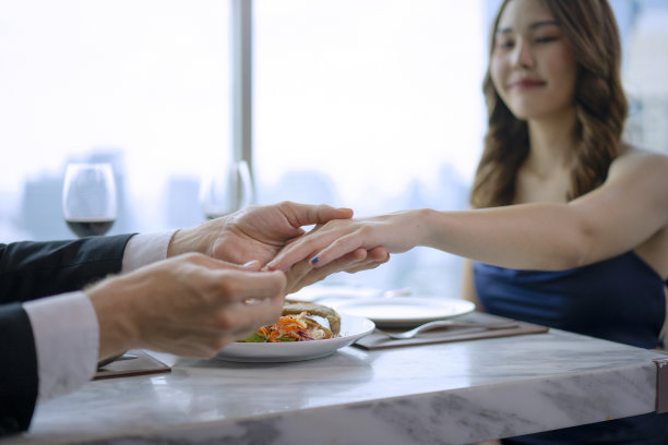 情侣共进情人节晚餐。图片下载