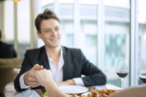情侣共进情人节晚餐。图片下载