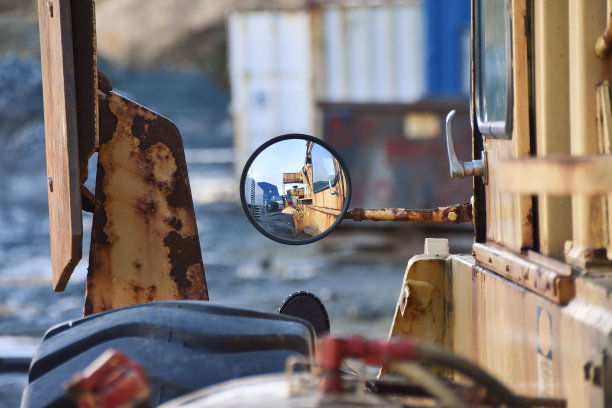 一辆旧挖掘机的后视镜在焦点图片下载