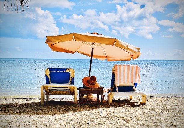 退休和海滩上的一天……无价图片下载