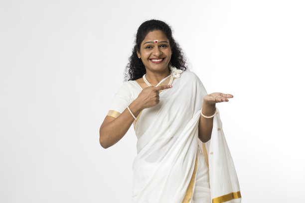 微笑的南印度妇女在纱丽摆姿势图片下载