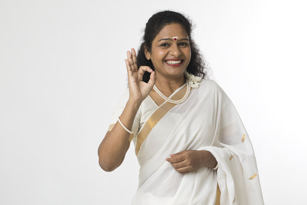 微笑的南印度妇女在纱丽摆姿势图片下载
