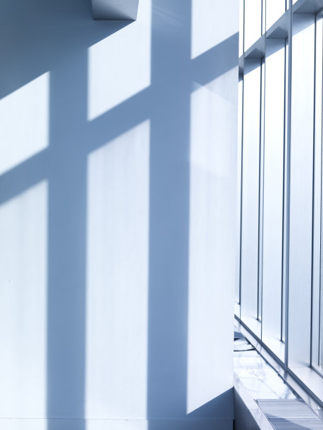 办公楼走廊，大窗户通过日光图片下载