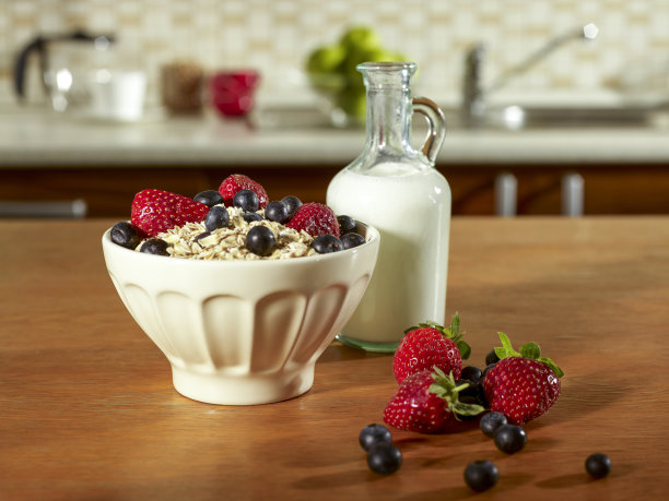 牛奶和一碗什锦麦片图片下载