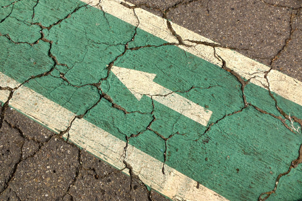 柏油路上的方向箭头标志图片下载