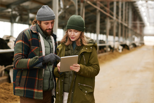 一对农学家在农场使用平板电脑图片下载