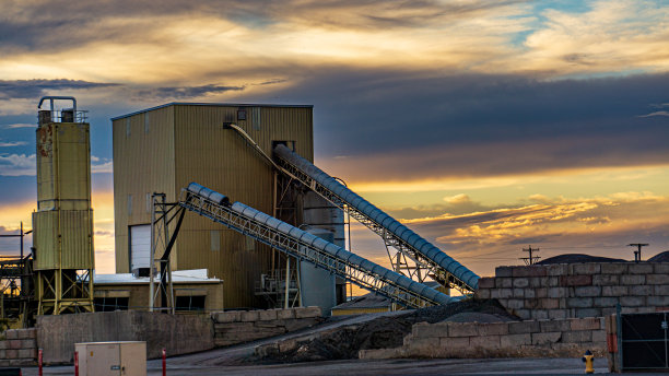 夕阳下的工业建筑图片下载