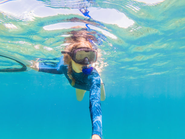 在热带水域浮潜的年轻女子图片下载