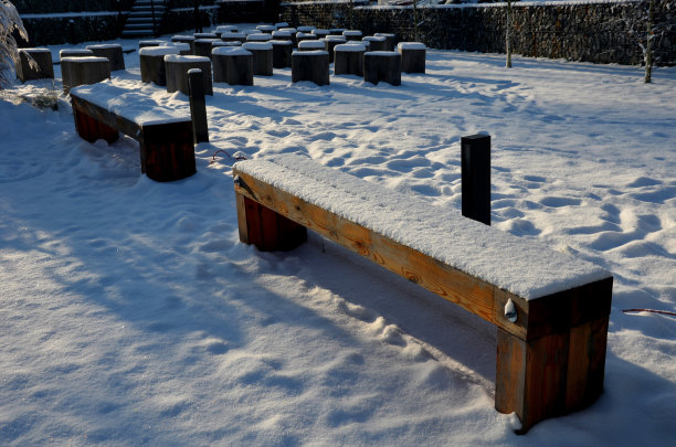 冬天公园里的木凳。立方体和块状石也是采石场的粗石灰石块。形状的立方体长凳。橡木，一块，圣诞树，装饰，球形，红色，玻璃，螺丝图片下载