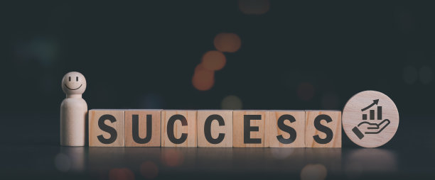 桌子上的木块，发展进步的概念，财务效率和投资与商业战略的未来目标和行业的机会，业务增长和成功图片下载