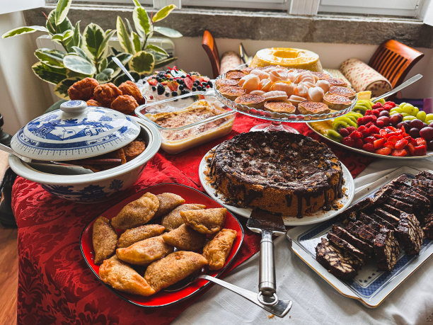 在家庭时刻，蛋糕和糖果具有食欲吸引力的形象图片下载