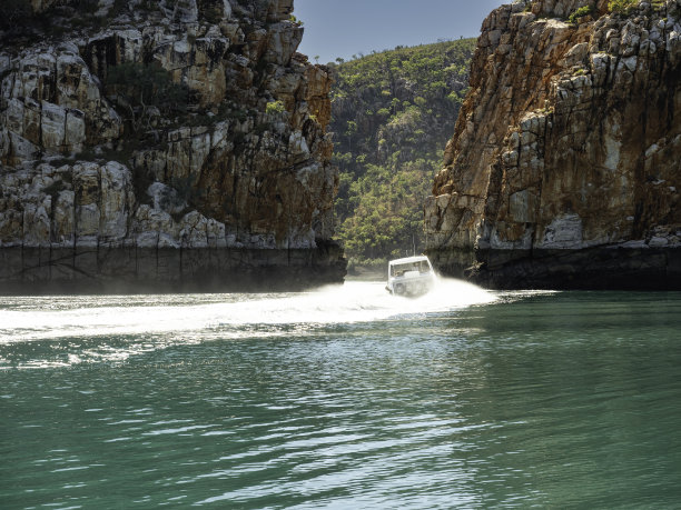 穿过峡谷的快艇图片下载
