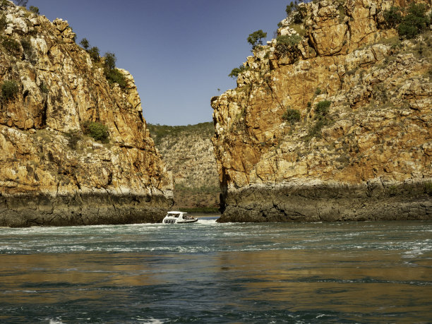 穿过峡谷的快艇图片下载