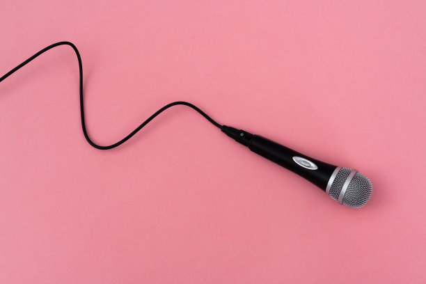 粉色背景电缆麦克风图片下载