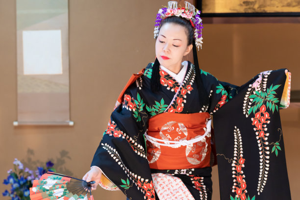 年轻的日本女子穿着和服跳着日本传统舞蹈图片下载