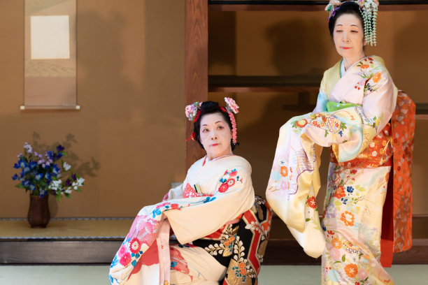 两位上了年纪的日本妇女穿着和服跳着日本传统舞蹈图片下载