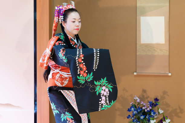 年轻的日本女子穿着和服跳着日本传统舞蹈图片下载