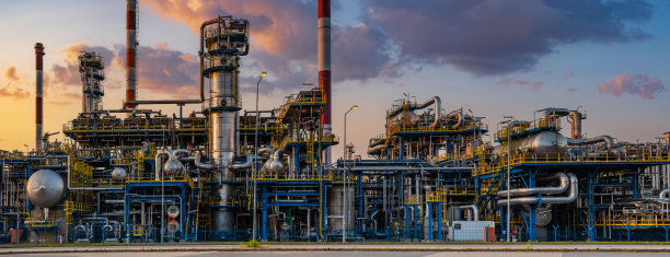 夕阳下的炼油厂图片下载