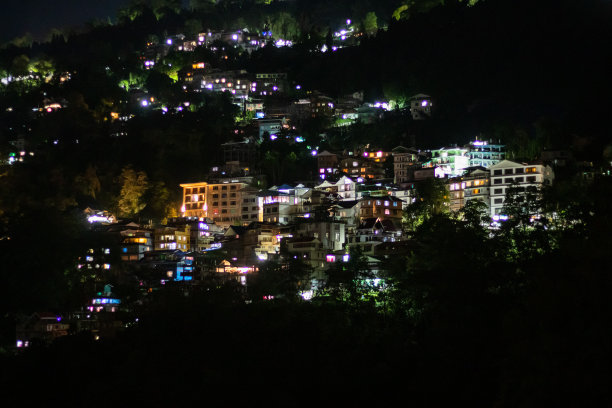 山上车站的夜景图片下载