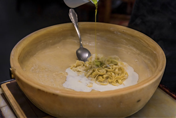 意大利佛罗伦萨的一家餐厅，意大利面食的佩科里诺奶酪轮上的火焰图片下载