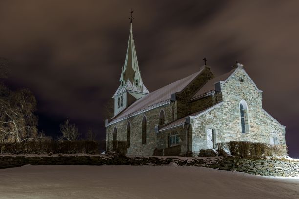 挪威特隆赫姆哈夫施泰因教堂的夜晚图片下载