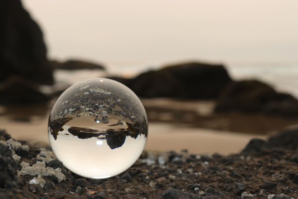 在一个阴沉的日子里，一个水晶球反射着俄勒冈州的岩石海滩图片下载