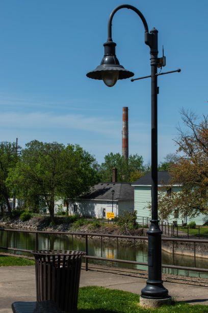 一个高大的路灯和一个公共垃圾桶的漂亮镜头图片下载