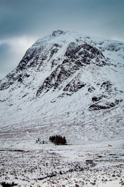 冬天，在Stob Dearg山前的Lagangarbh小屋的垂直拍摄图片下载
