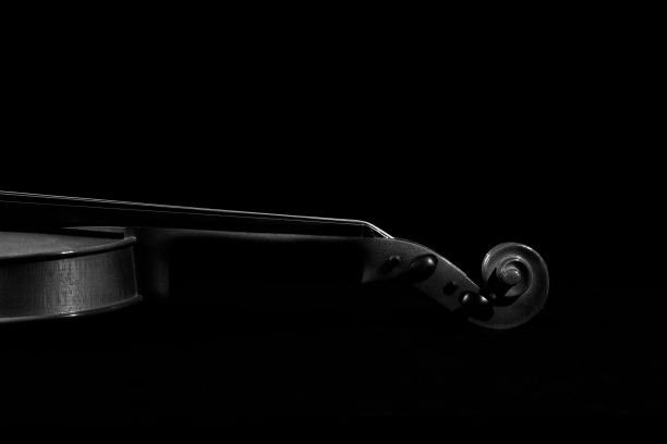 小提琴细节的黑白照片图片下载