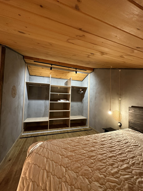 木制的生态房子里面有床图片下载